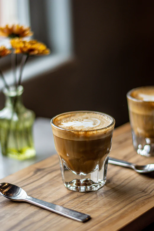 Cortado en vaso de cristal