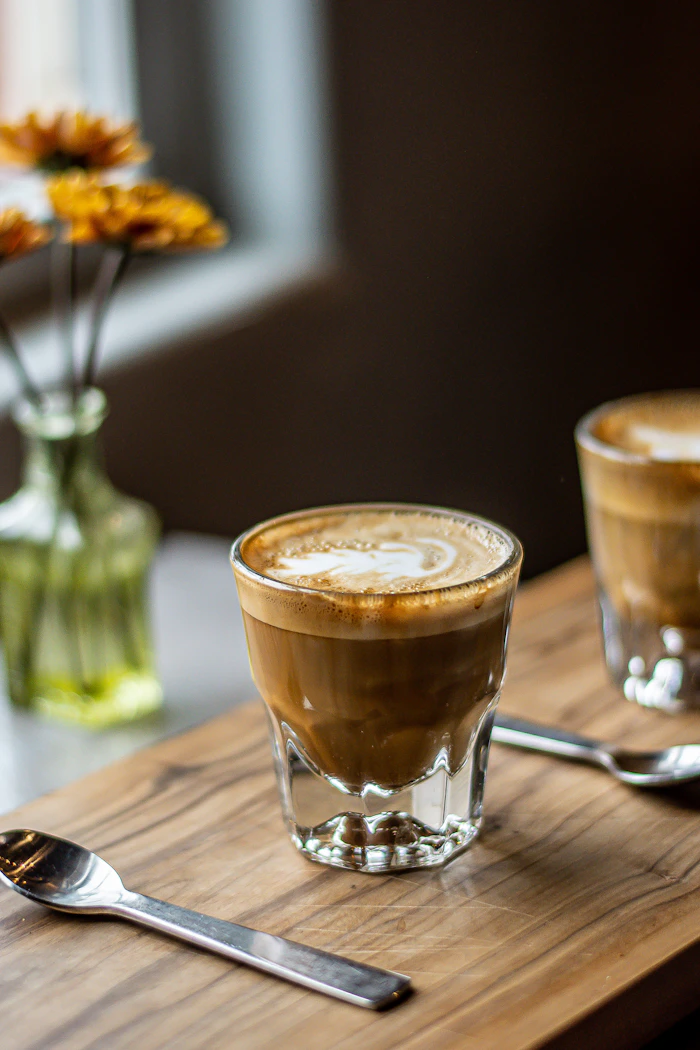 Café cortado en taza y platillo