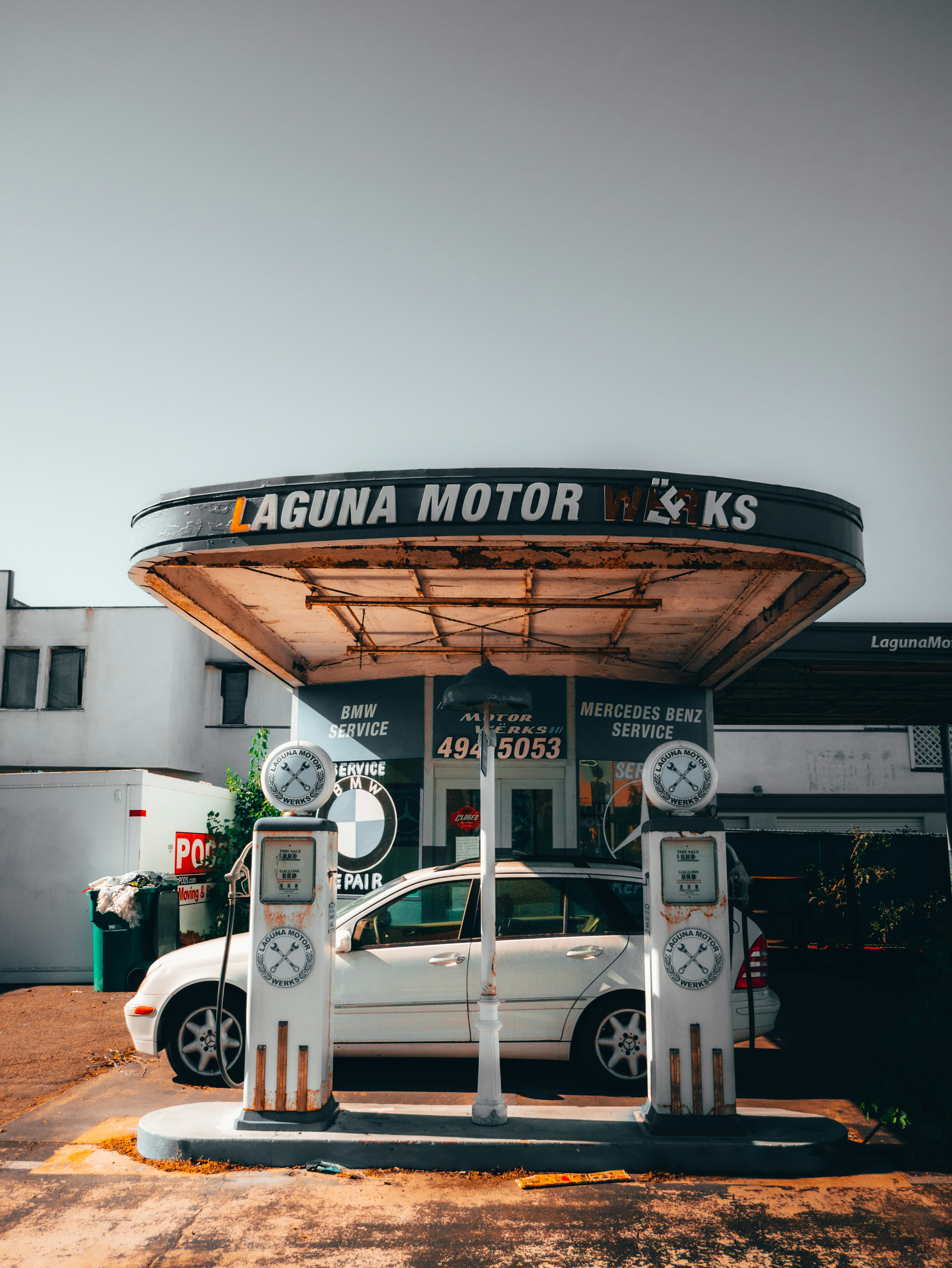 Sebuah mobil diparkir di depan pompa bensin