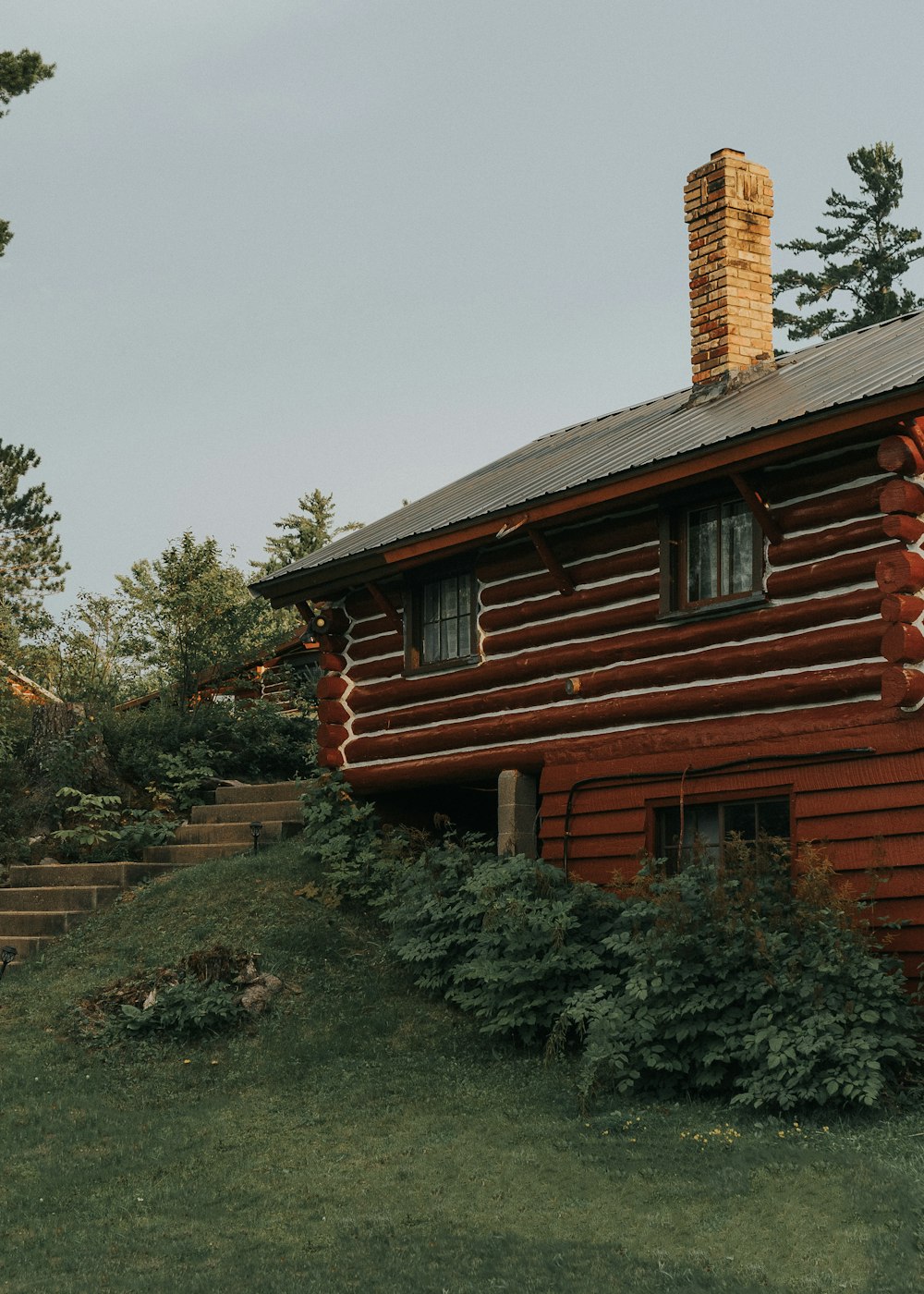 une maison avec cheminée