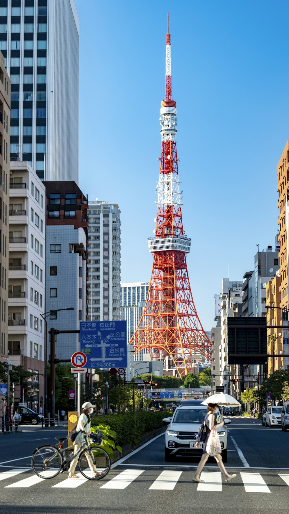 una alta torre roja en la Torre de Tokio