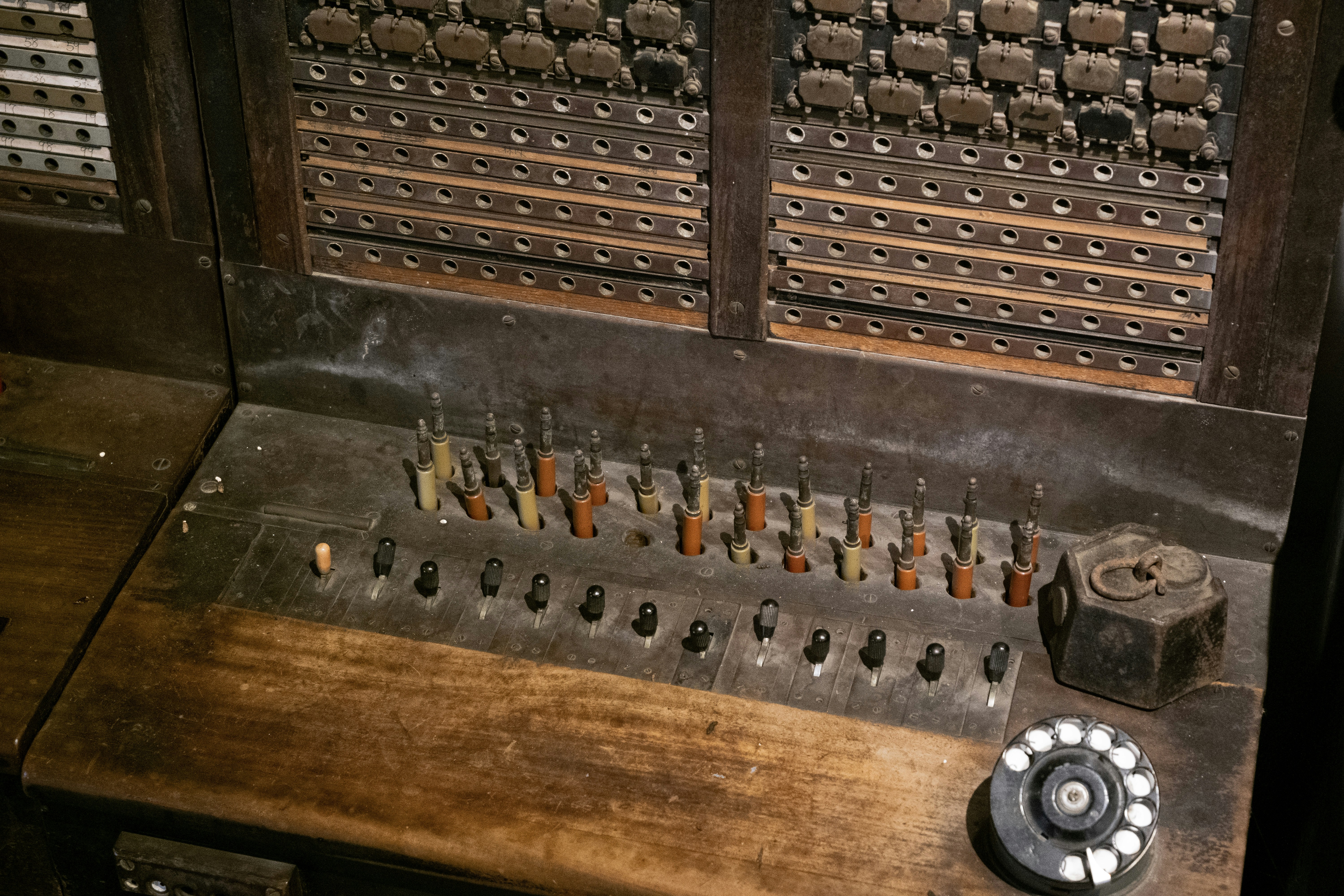 gray computer monitor