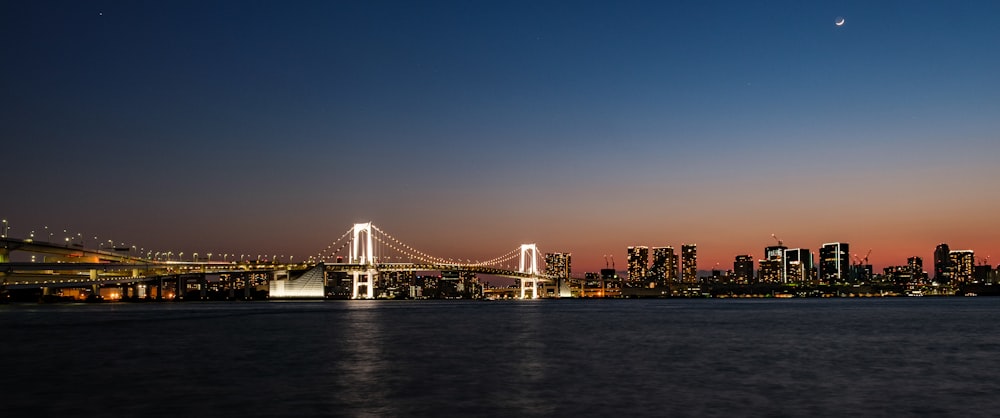 Eine Brücke über Wasser mit einer Stadt im Hintergrund