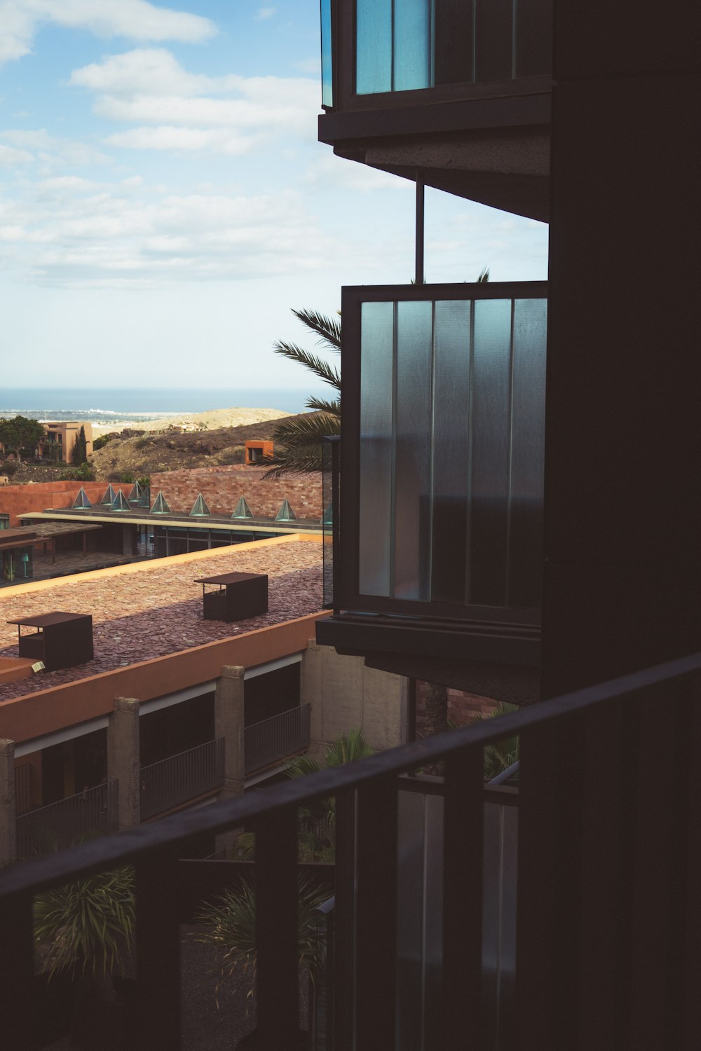 una vista di una città da un balcone