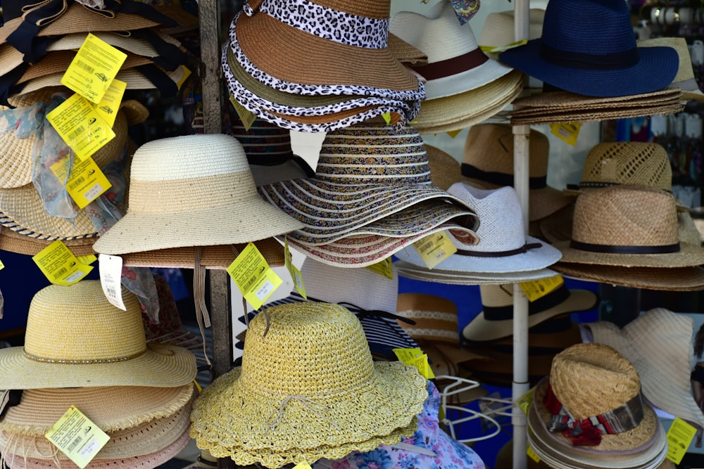 Una varietà di cappelli in vendita