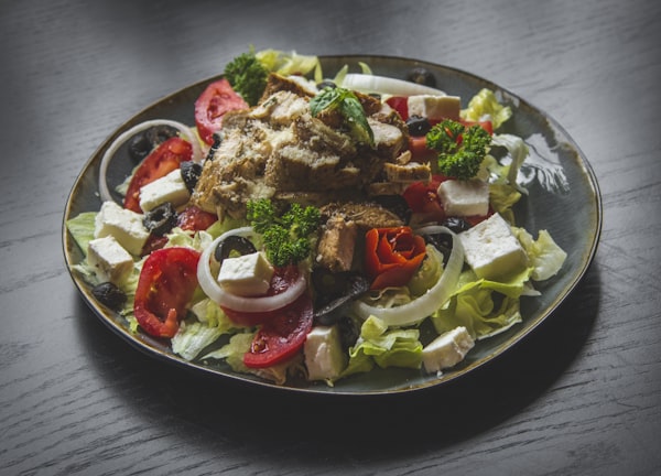 Schüssel mit frischem Salat und Brot