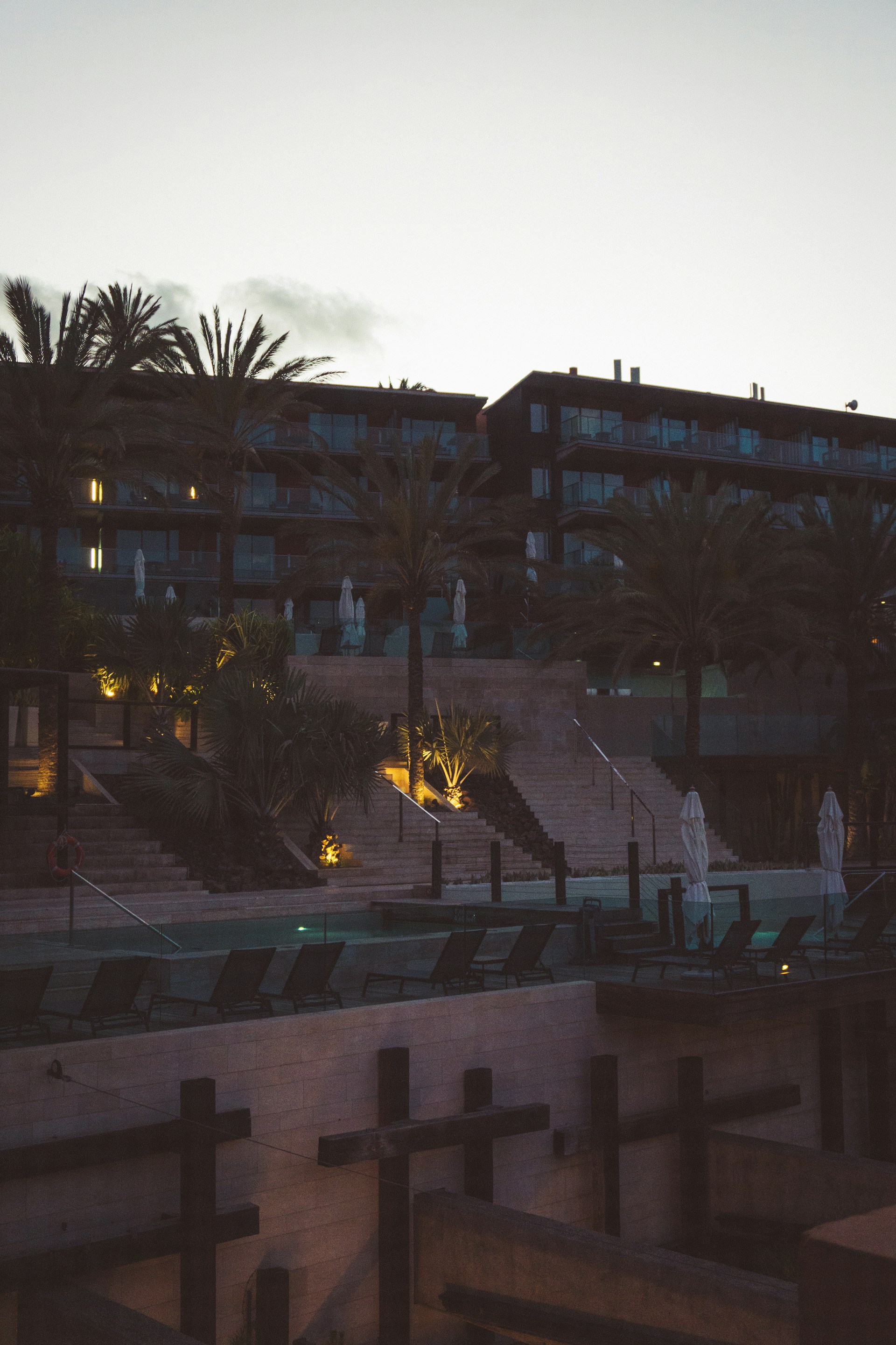 gray computer monitor