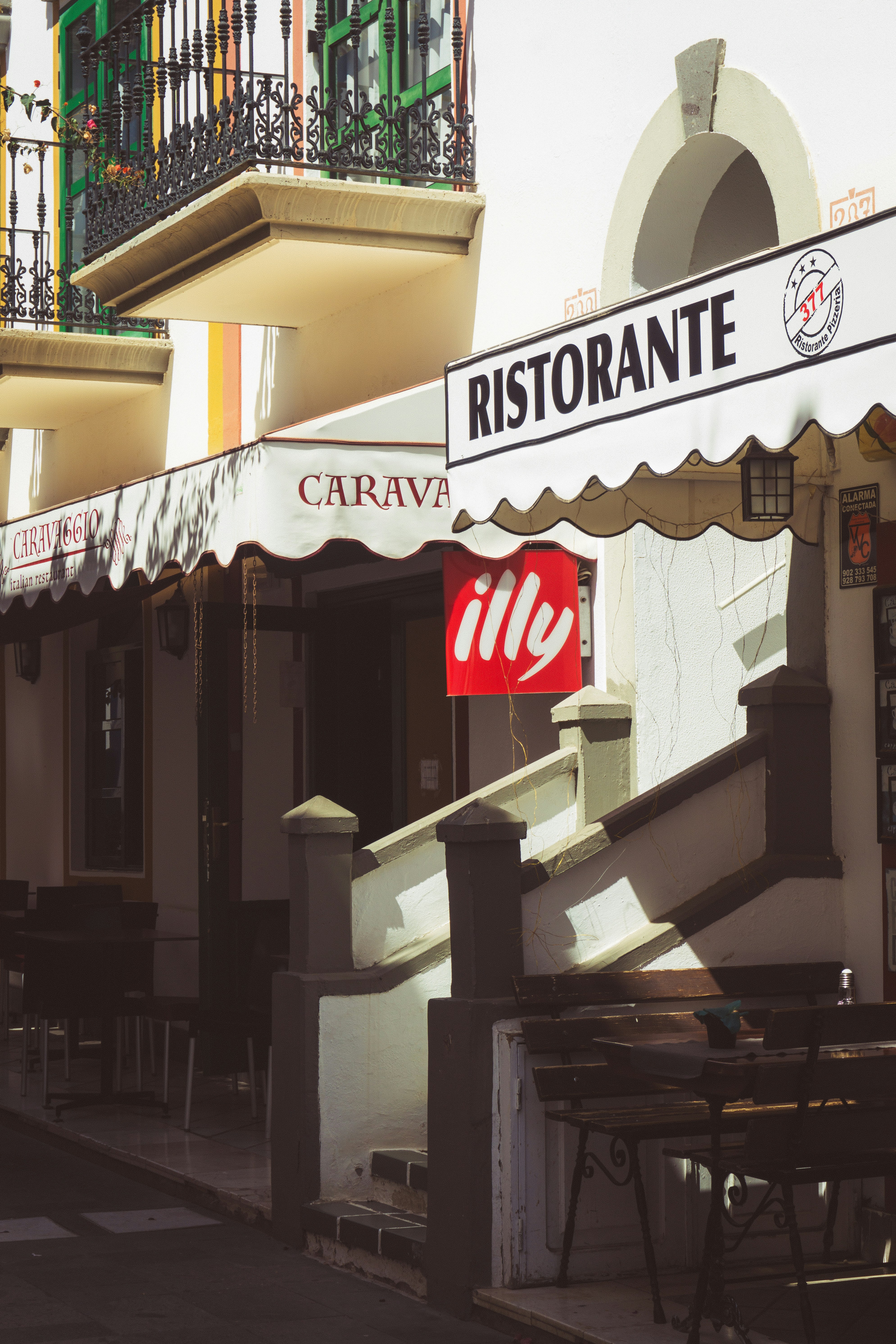Un cartello del ristorante sulla strada
