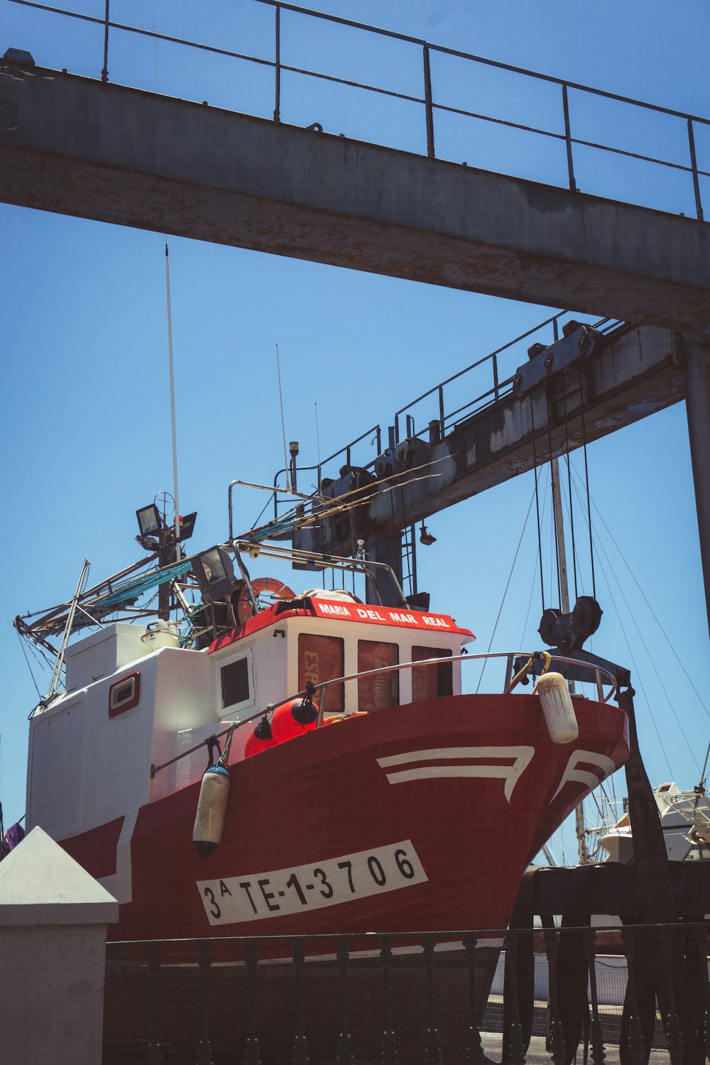 Un barco bajo un puente