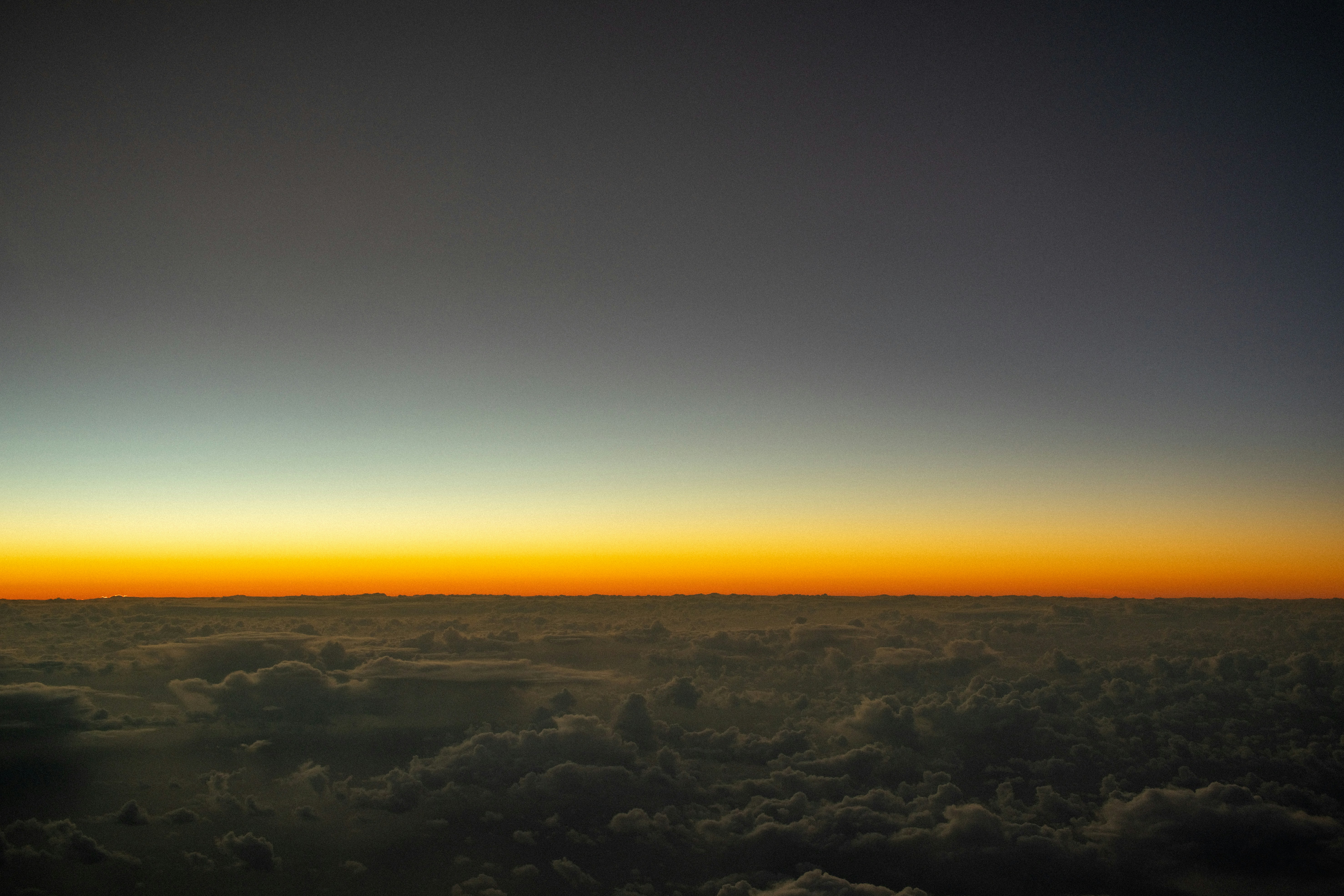 Un paesaggio con un tramonto