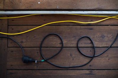 The papa bolinhas plugged in and ready to use on a wooden table.