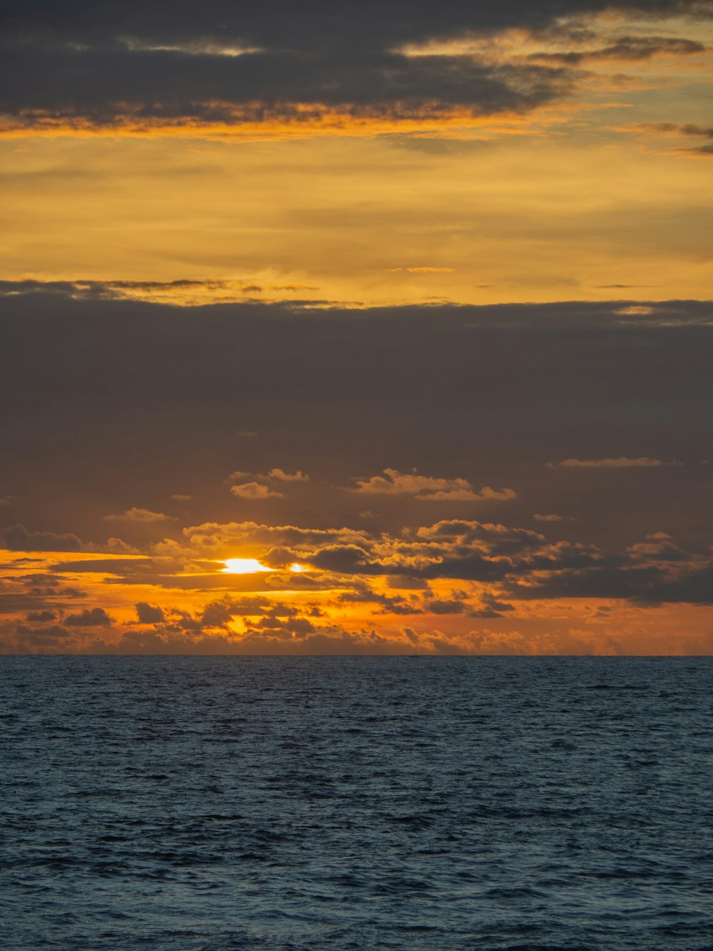 Una puesta de sol sobre un cuerpo de agua