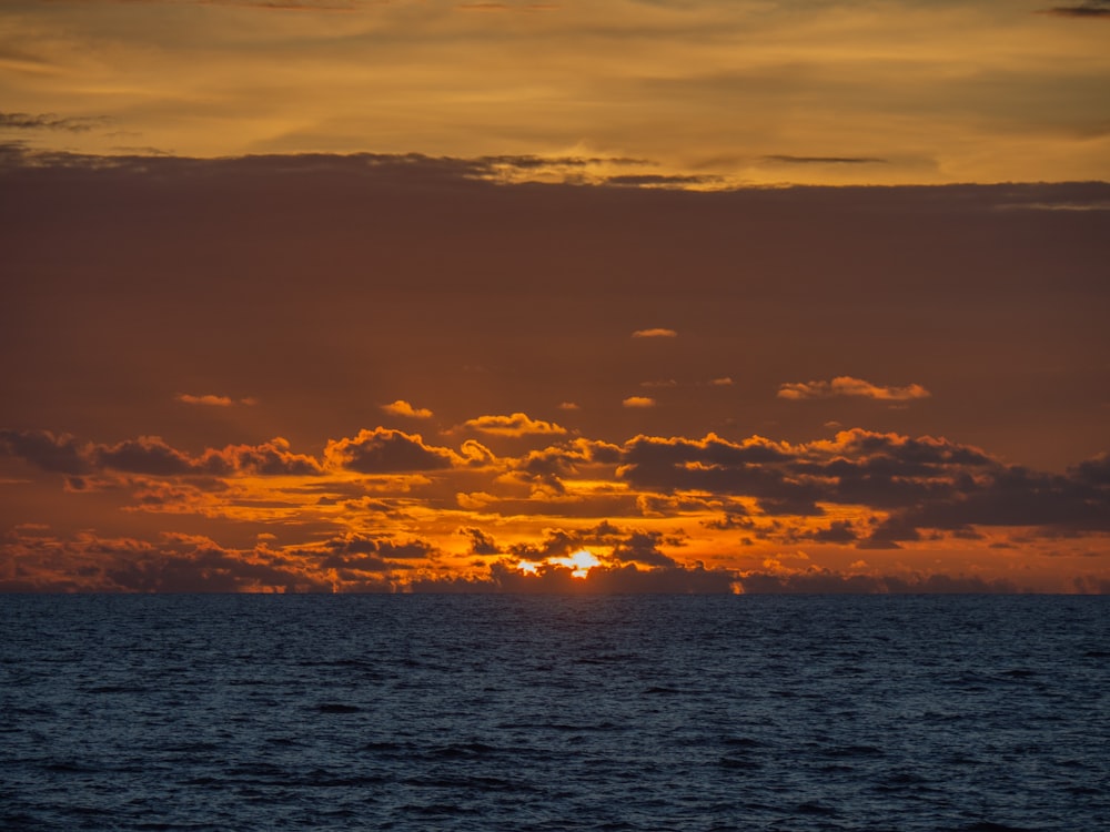 Una puesta de sol sobre un cuerpo de agua