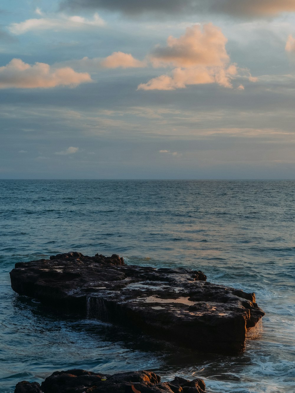 Una playa rocosa con un cielo nublado