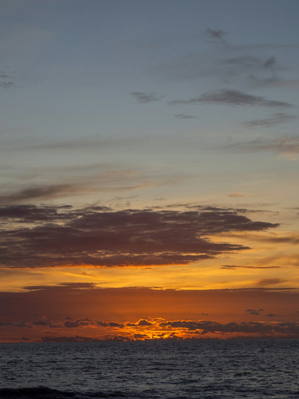 Una puesta de sol sobre un cuerpo de agua