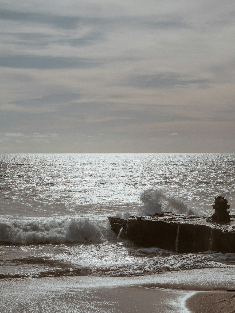 olas rompiendo en las rocas