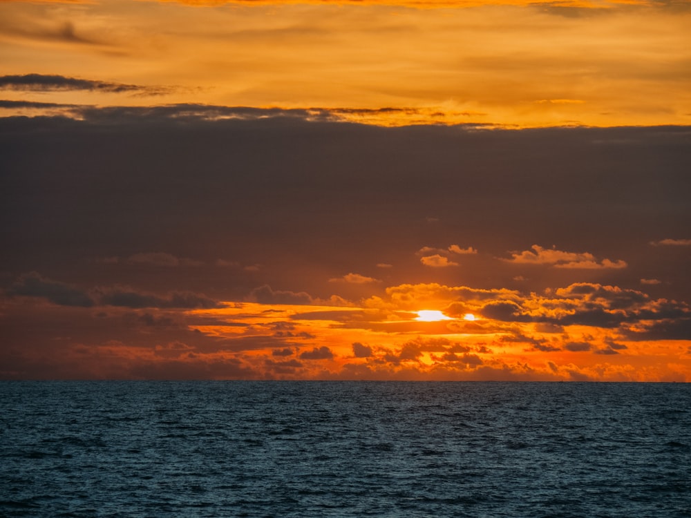 Una puesta de sol sobre un cuerpo de agua