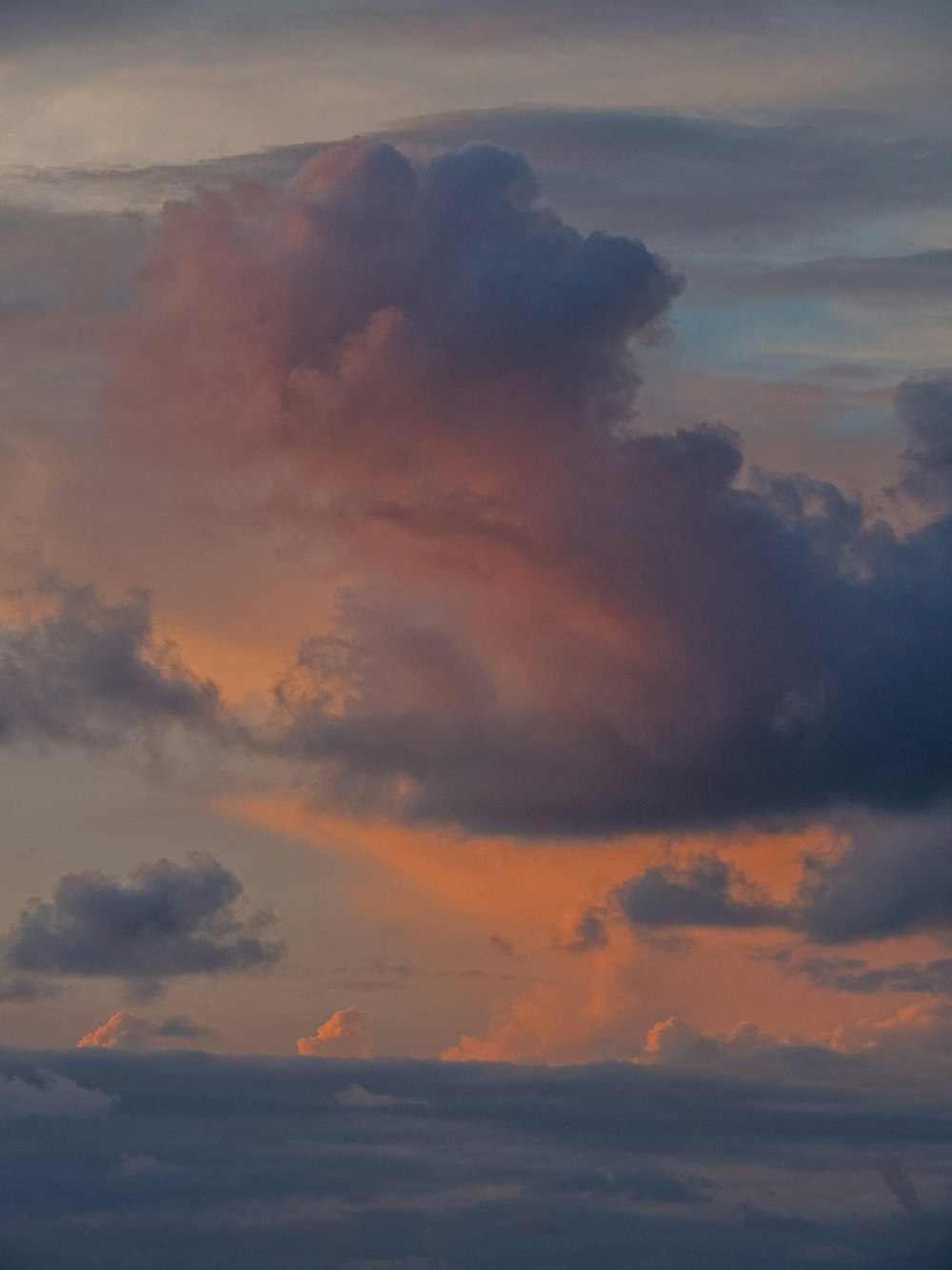 Un cielo nublado con algunas nubes