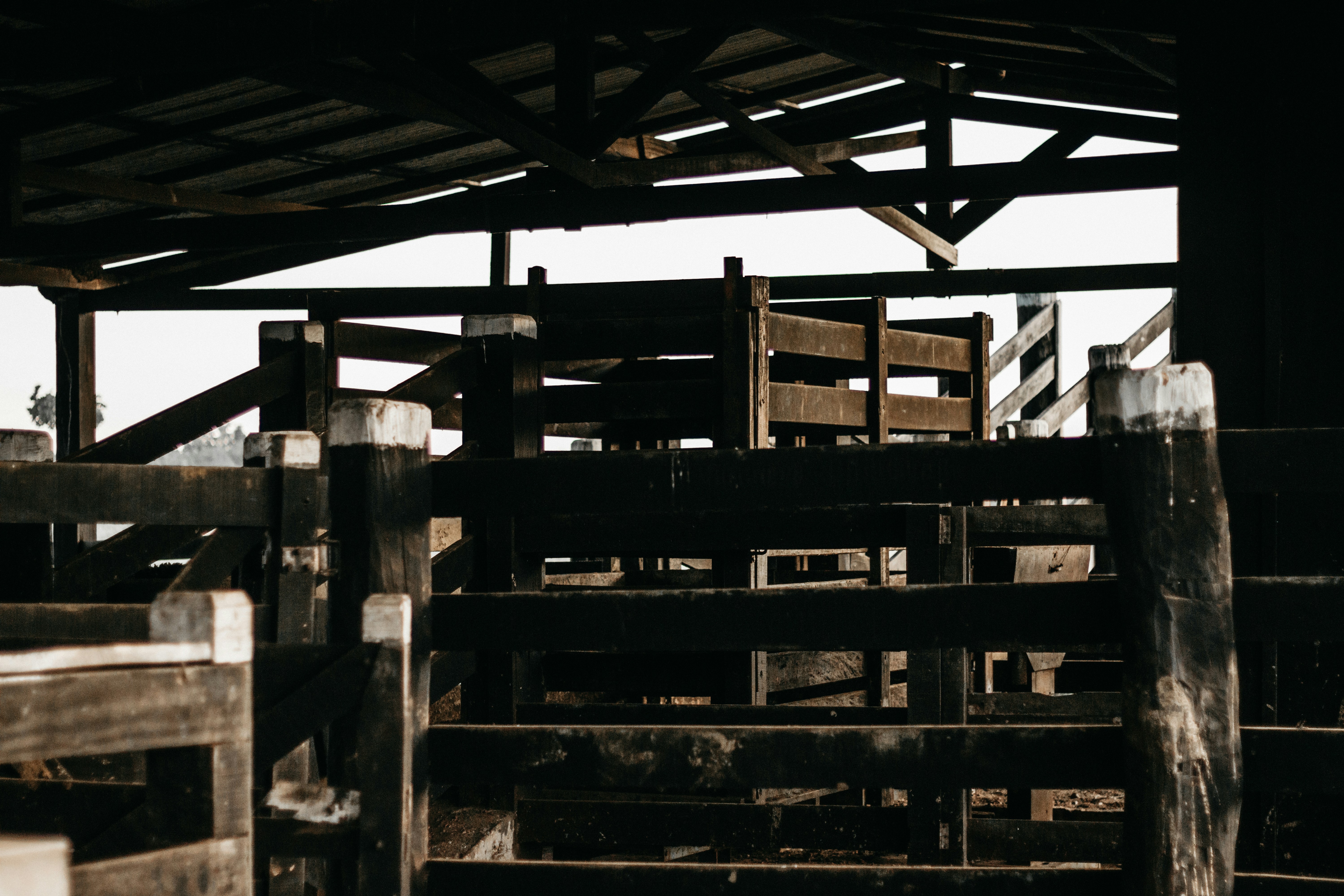 Un edificio con una gran ventana
