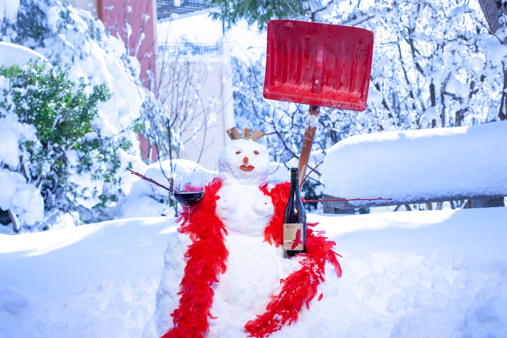 Un bonhomme de neige avec une lanterne rouge
