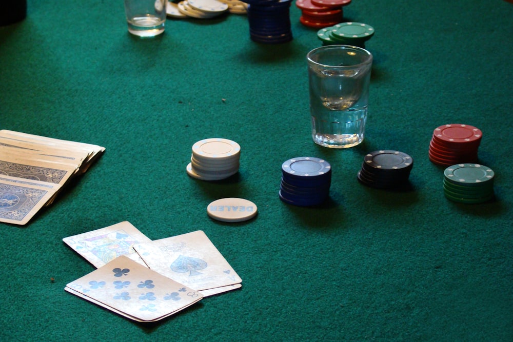 une table avec des jetons et des cartes de poker