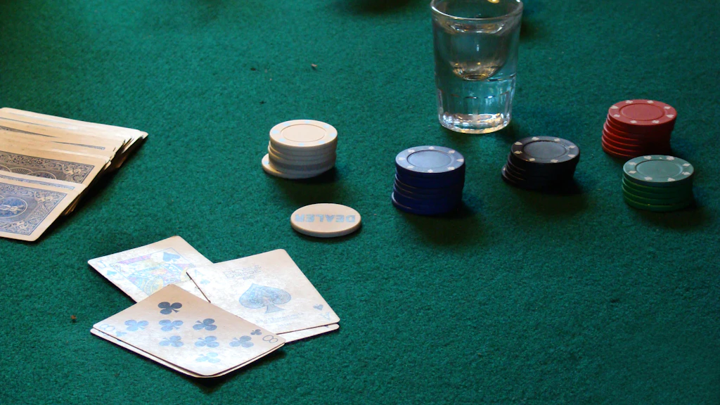 Joueur de poker qui se couche en foldant ses cartes face à une mise agressive