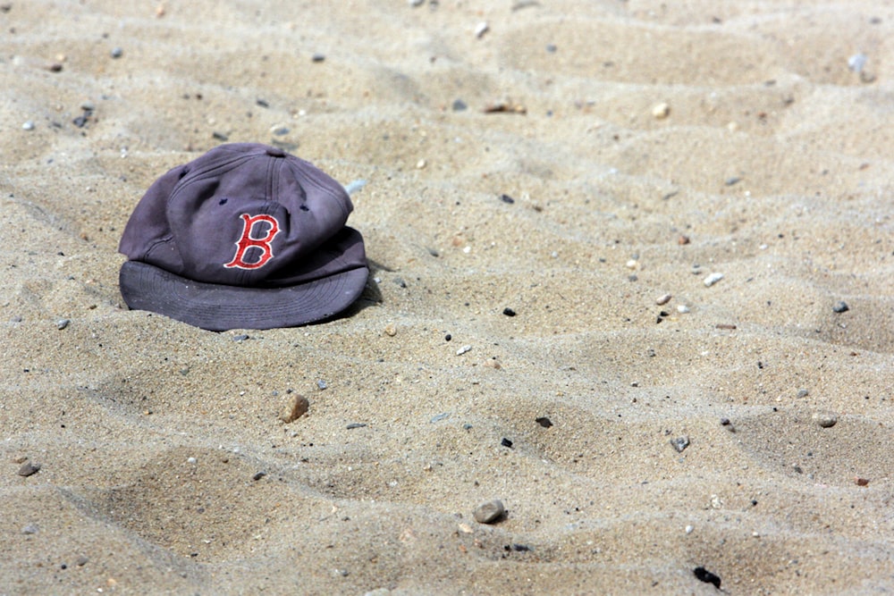 Un sombrero negro sobre la arena
