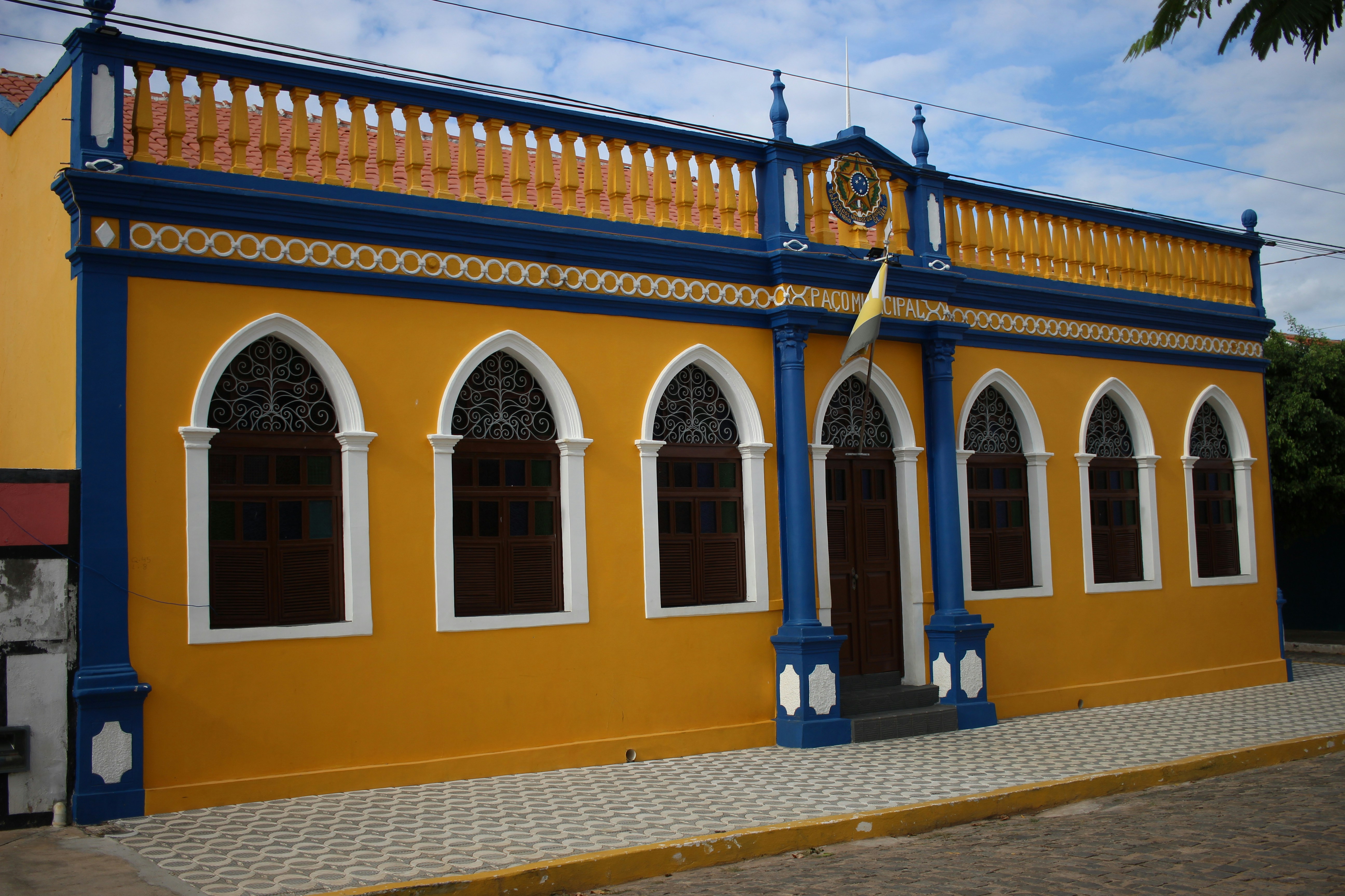 Las Bóvedas with a blue and yellow exterior