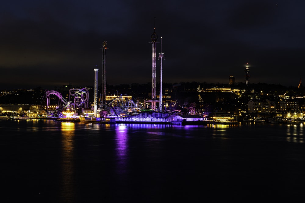 Eine Stadt mit Lichtern bei Nacht