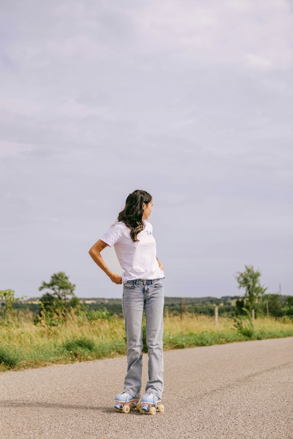 uma pessoa anda de skate por uma estrada