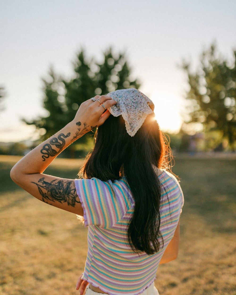 une personne avec un chapeau et un crâne sur la tête