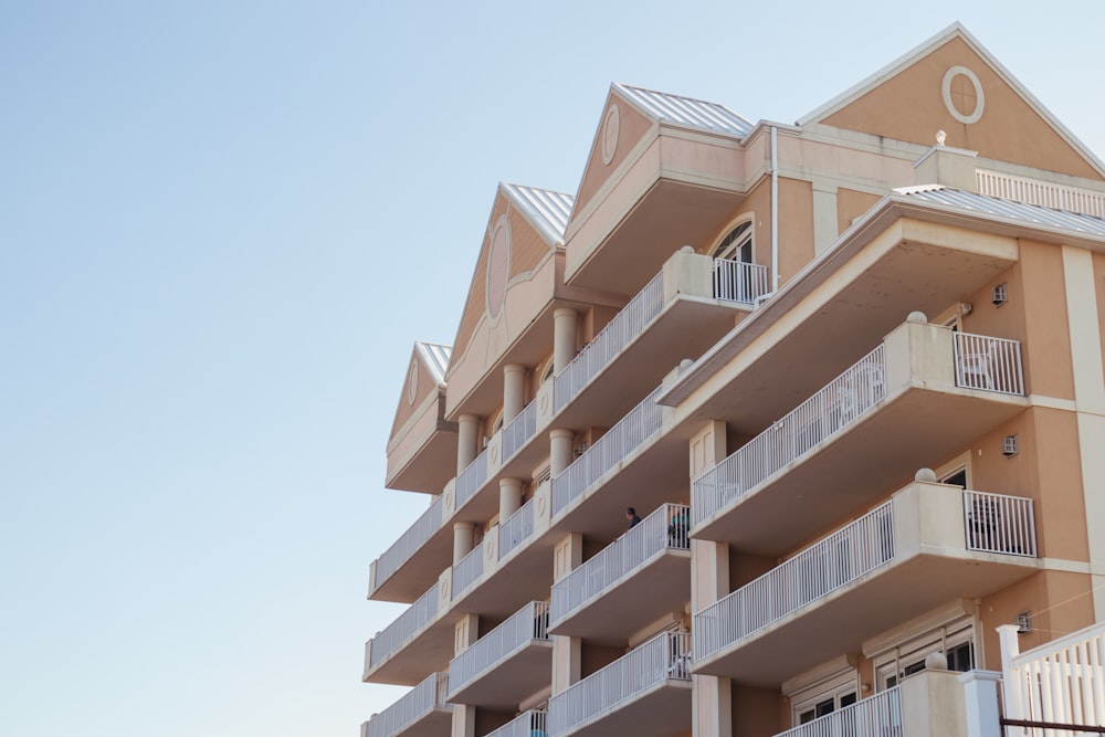 ein Gebäude mit Balkon