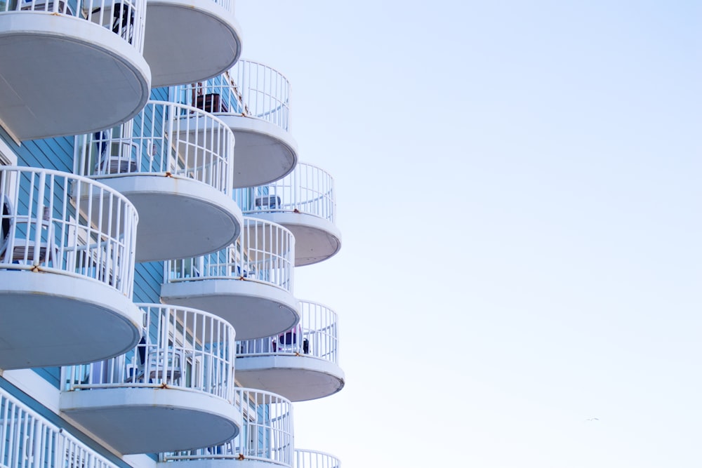 un bâtiment avec balcon