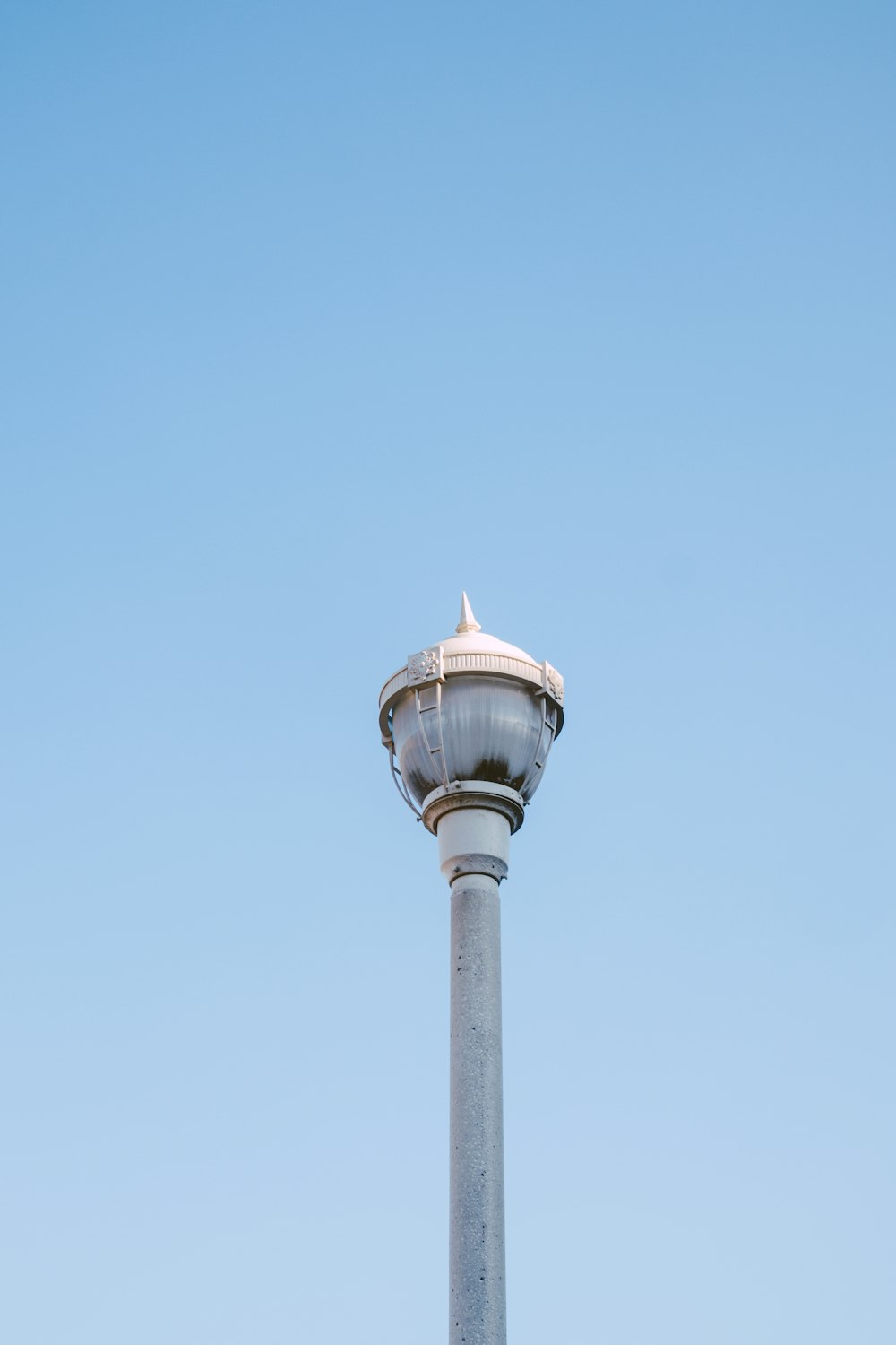 un lampadaire avec une lumière sur le dessus