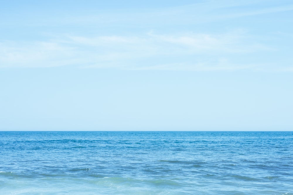 Un plan d’eau avec un ciel bleu et des nuages