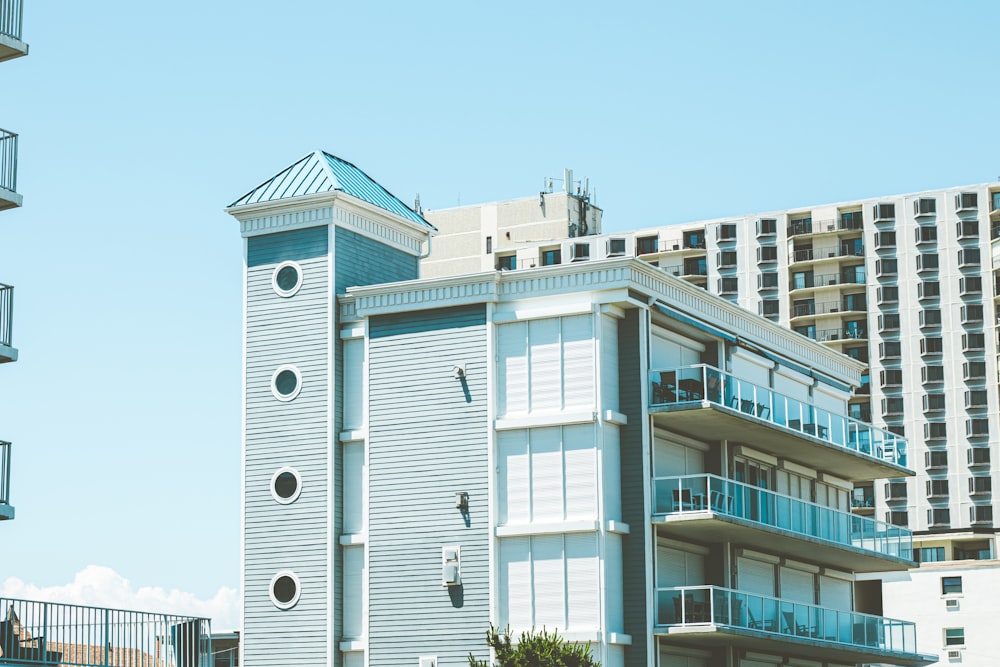 Un edificio con una torre