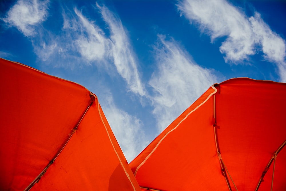 Une tente rouge sous un ciel bleu