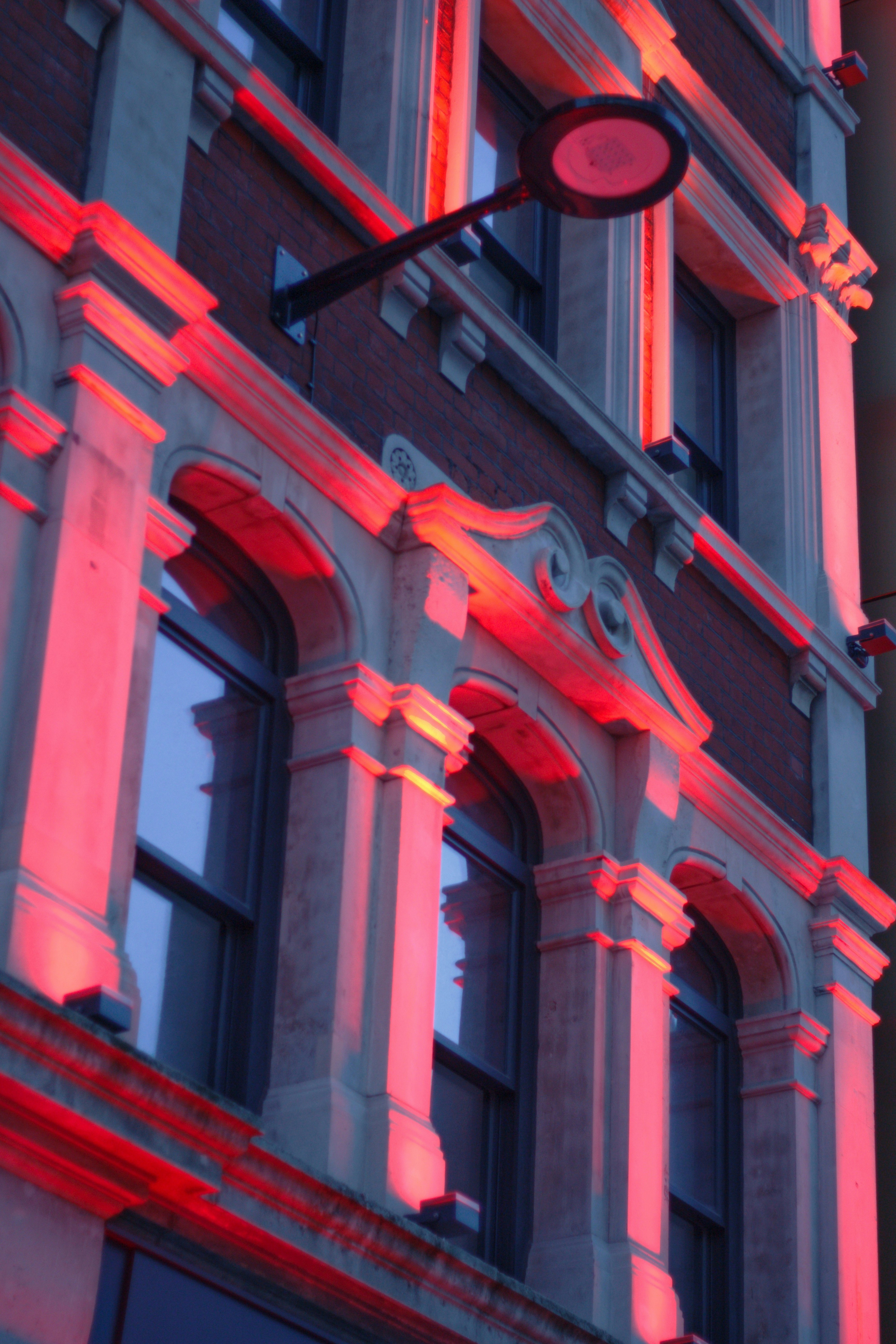 um edifício com um sinal ao lado