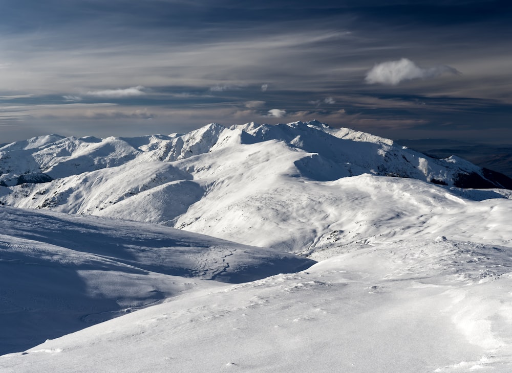 a snowy mountain range