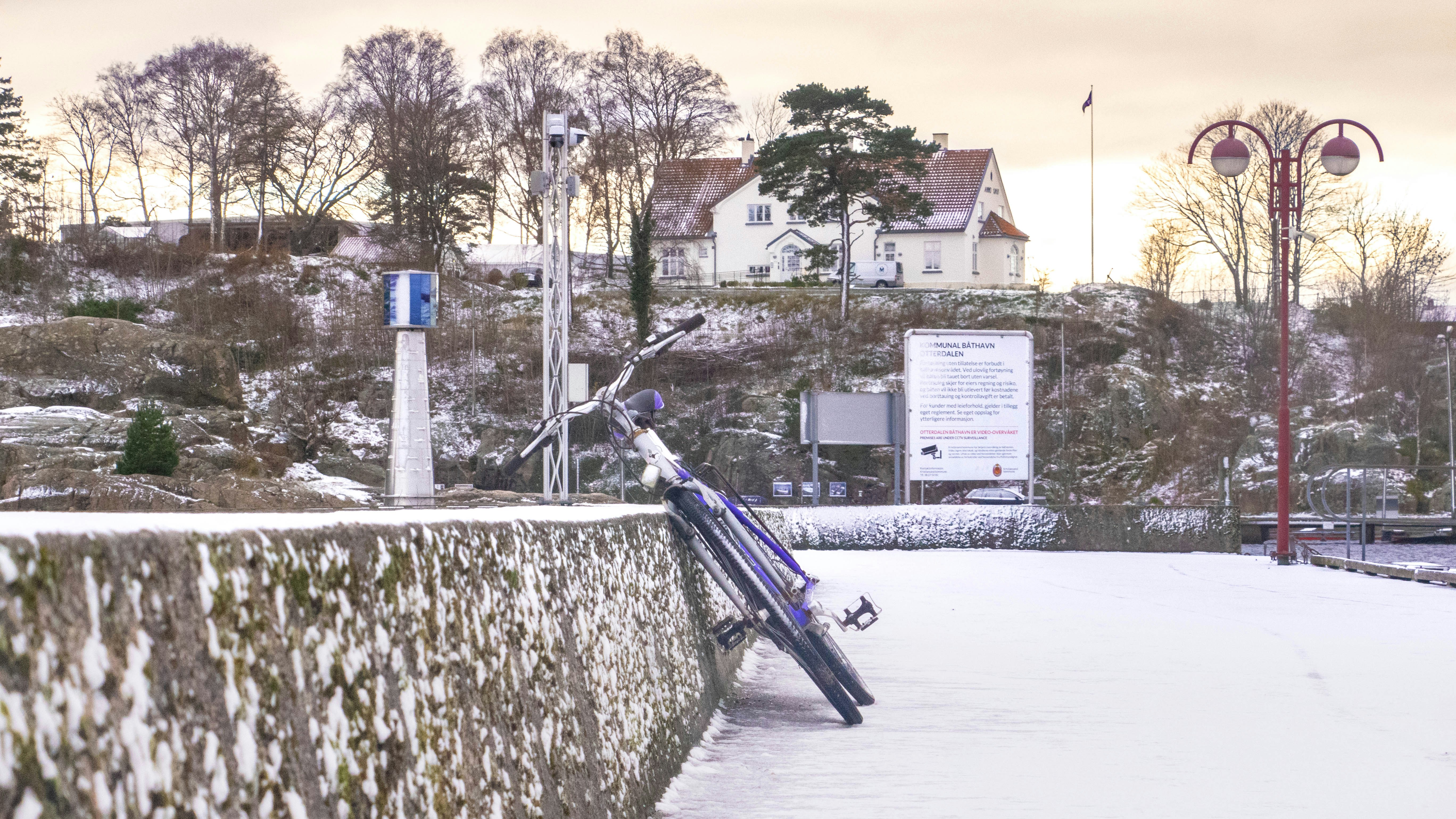 uma bicicleta encostada a uma parede
