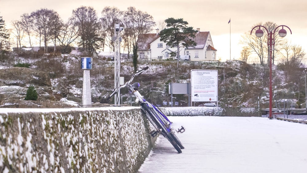 a bicycle leaning against a wall