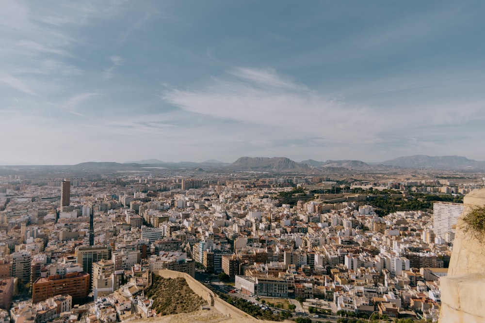 uma cidade com muitos edifícios