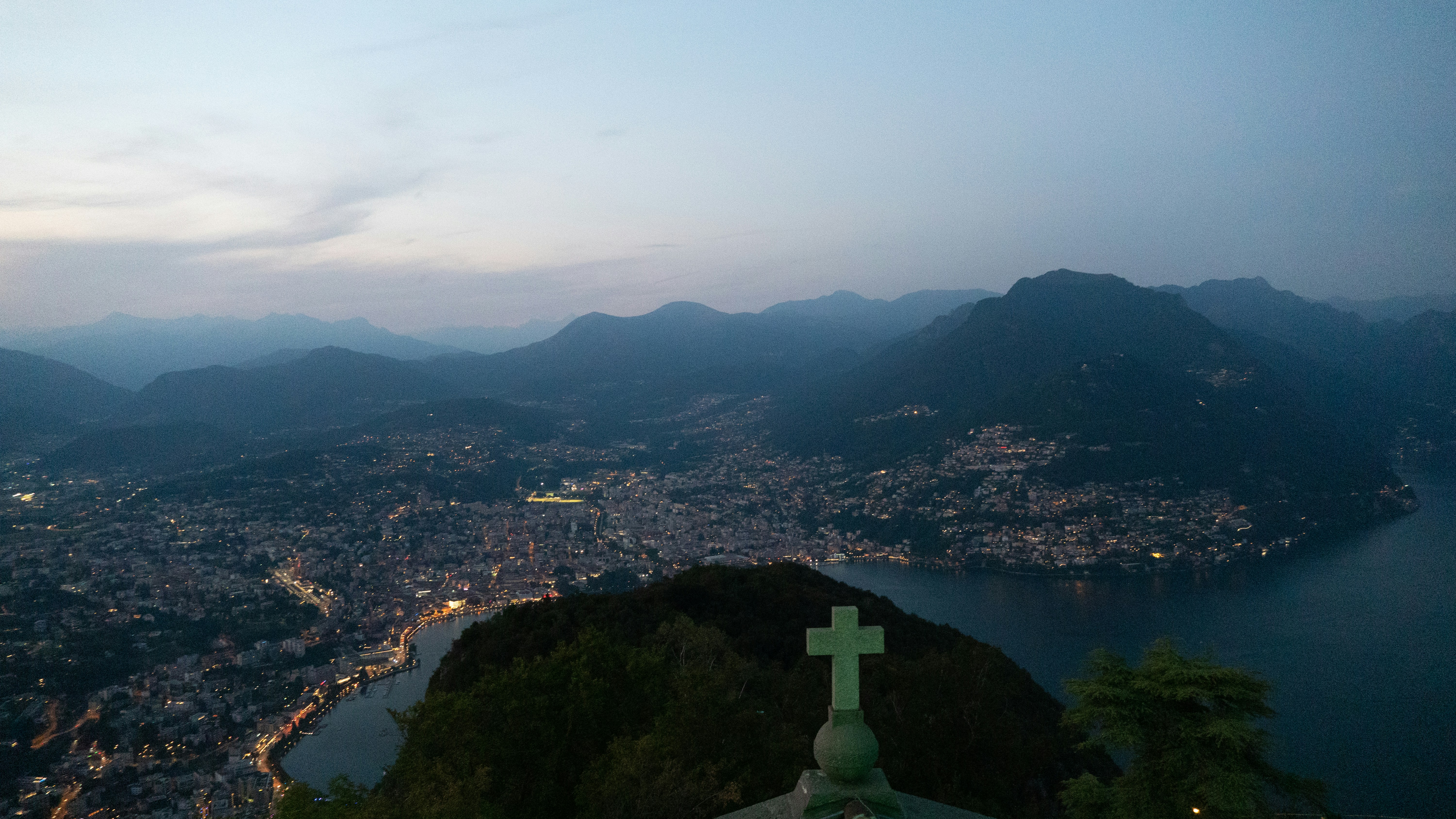 Una città su una collina vicino all'acqua
