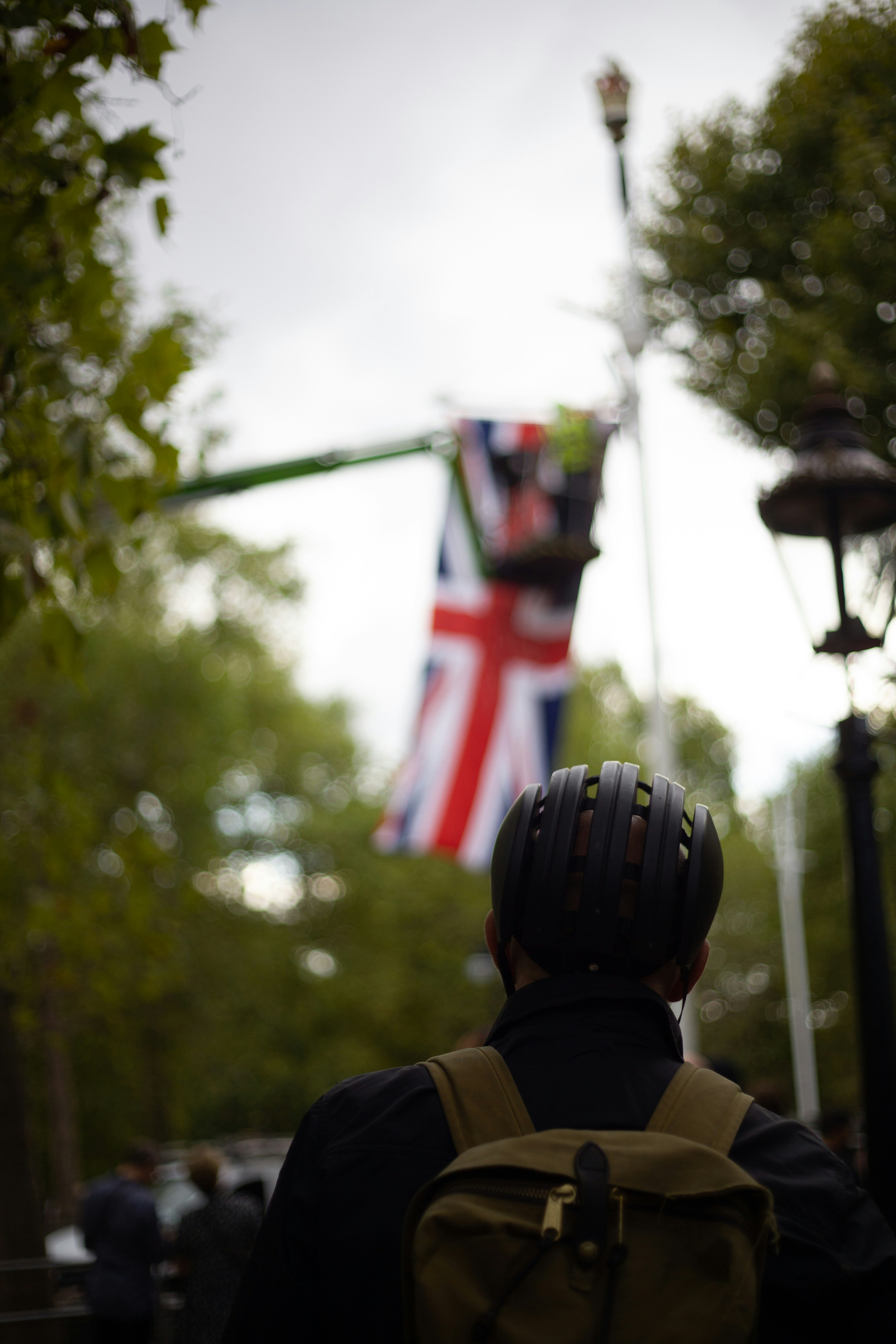 eine Person, die einen Helm und eine Maske trägt