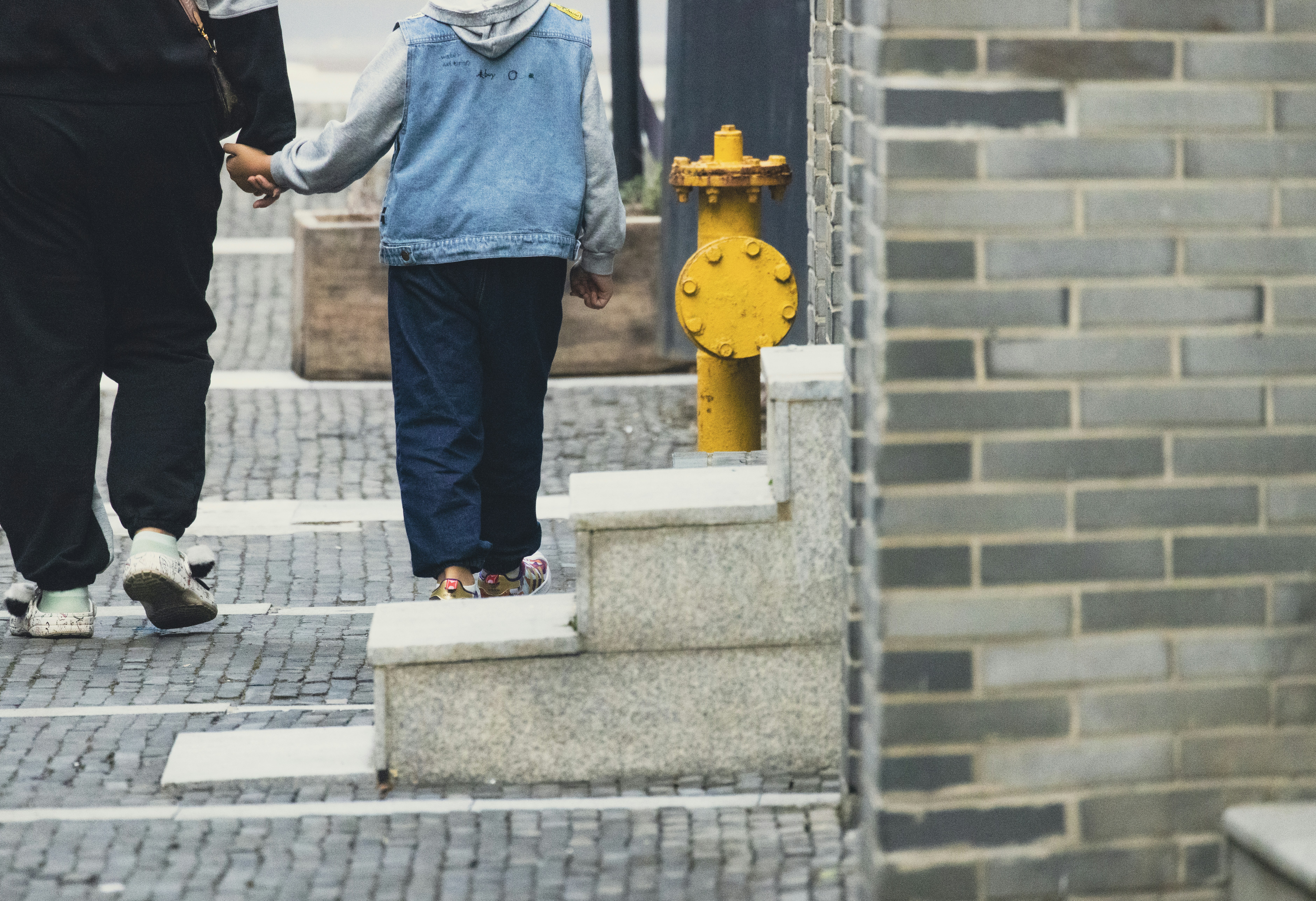 Un couple de personnes marche sur un trottoir