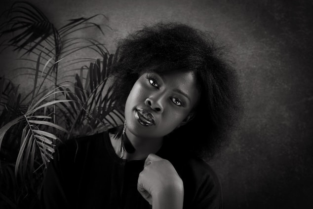 A professional portrait of Laysla de Oliveira Cavalcante Lima in an educational setting.