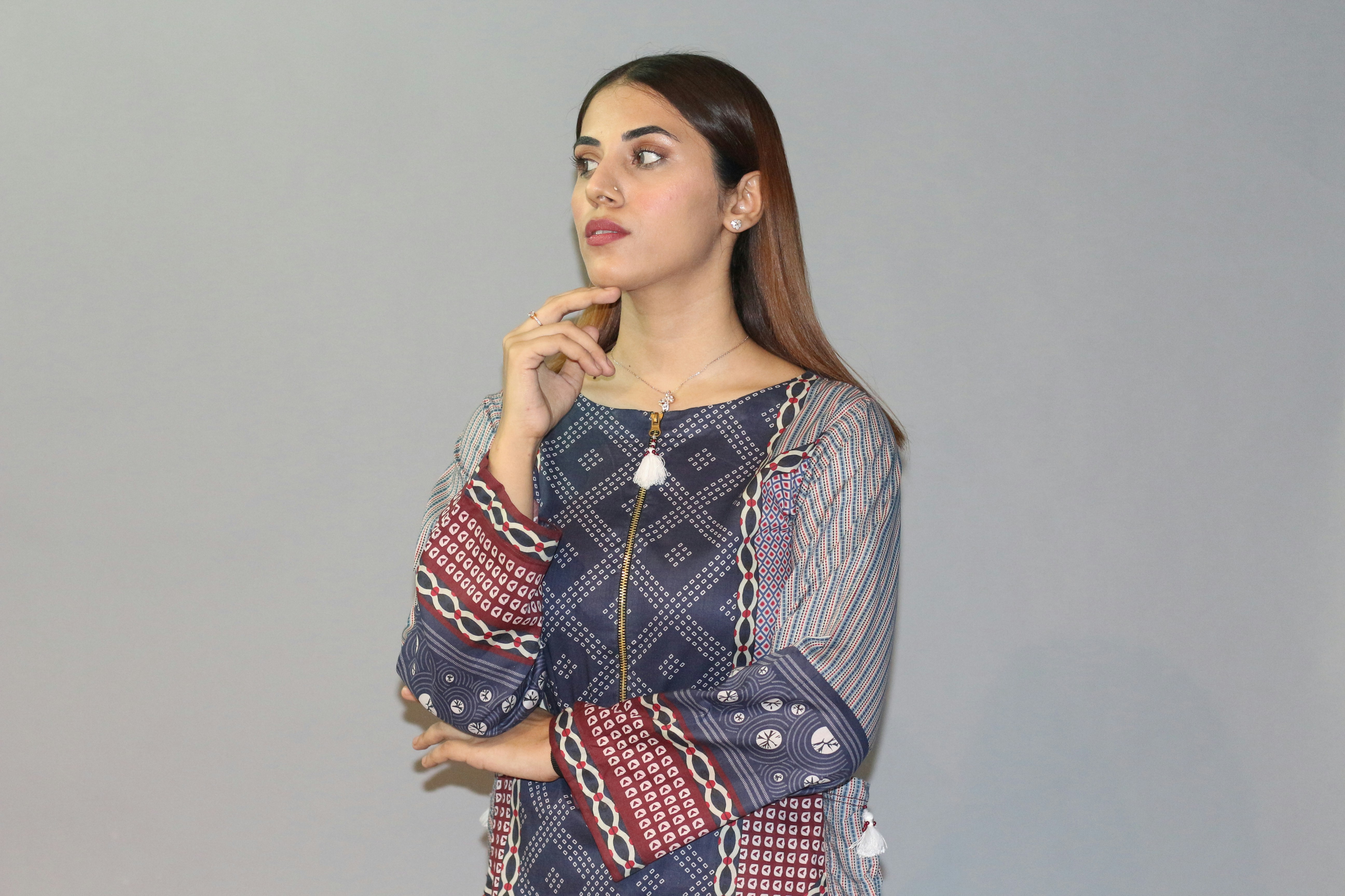 Eine Frau mit der Hand am Kinn