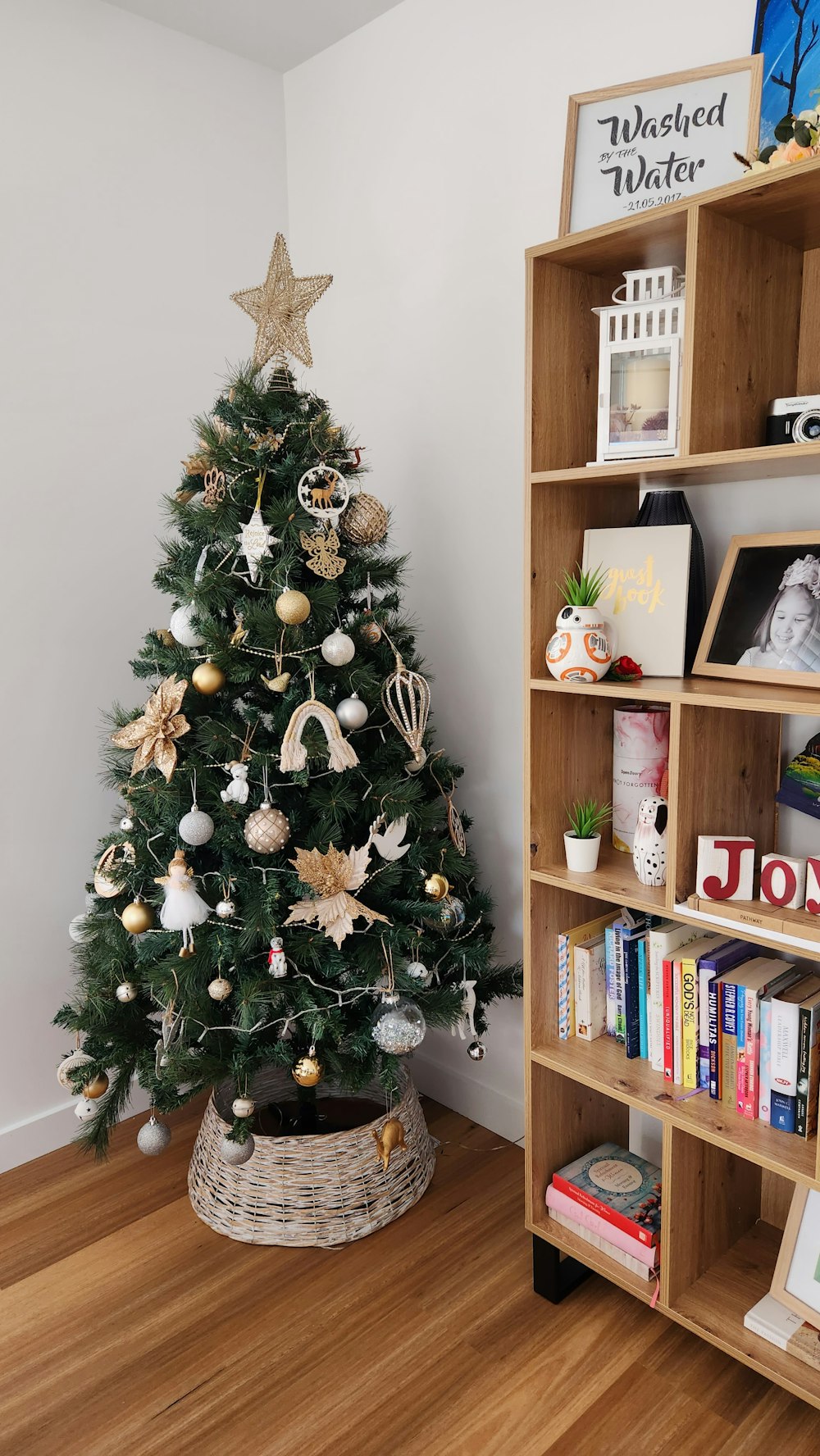 Un albero di Natale in una stanza