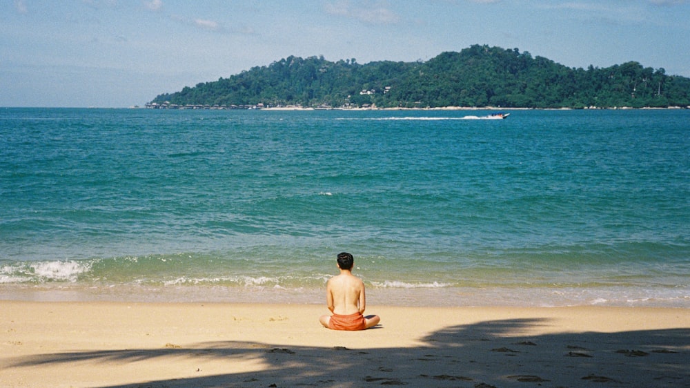 해변에 앉아있는 사람
