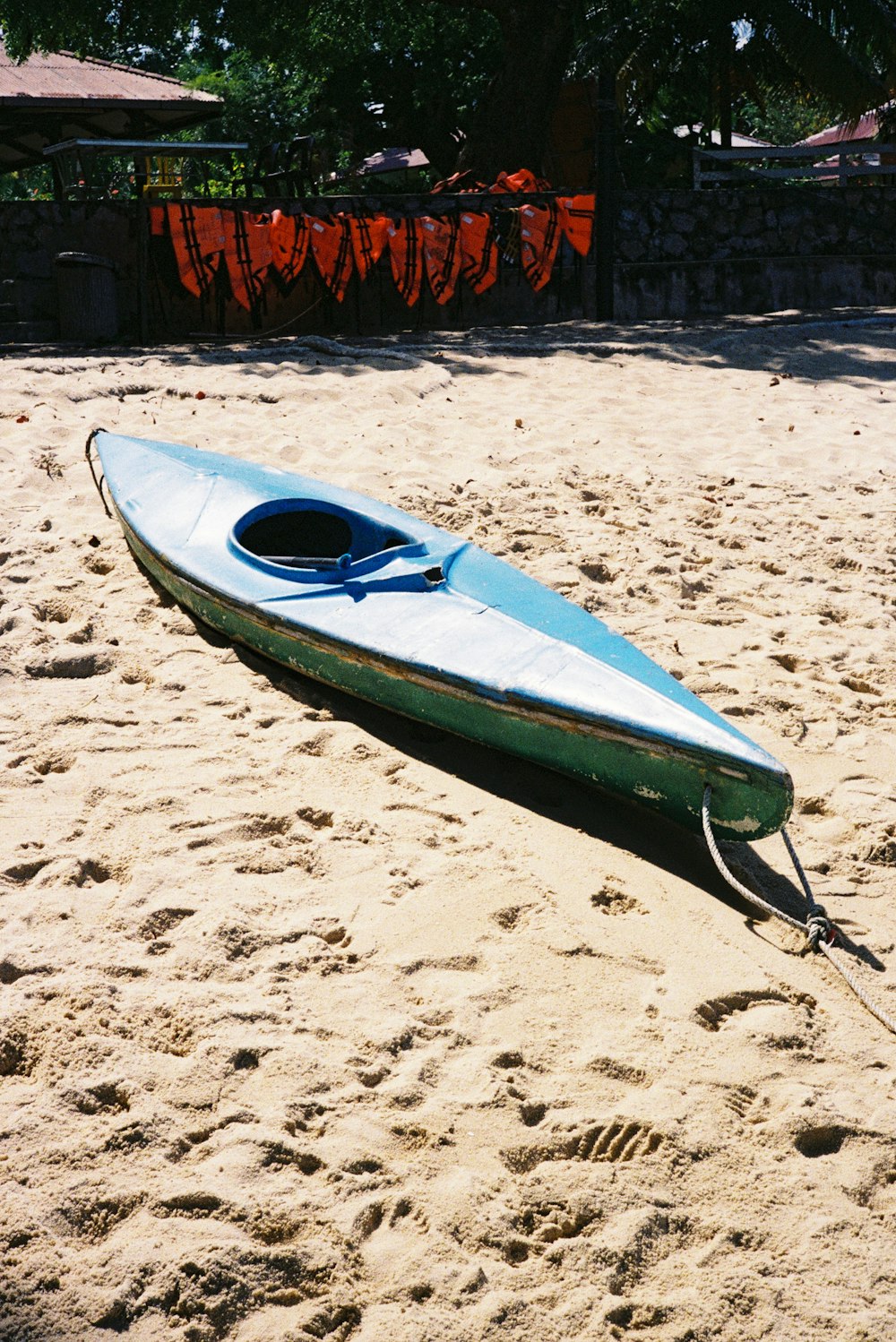 ein Surfbrett am Strand